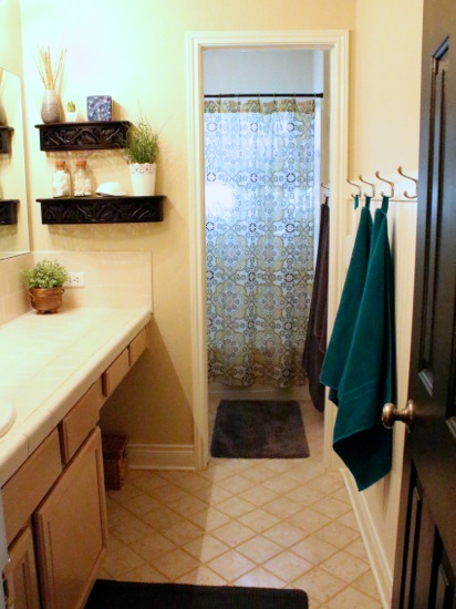 beadboard and hooks in the bathroom - House of Hepworths